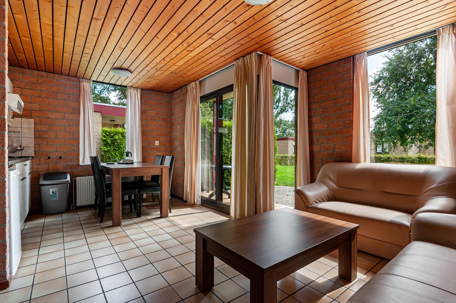 Bungalow woonkamer, Sporthotel Iselmar, Lemmer