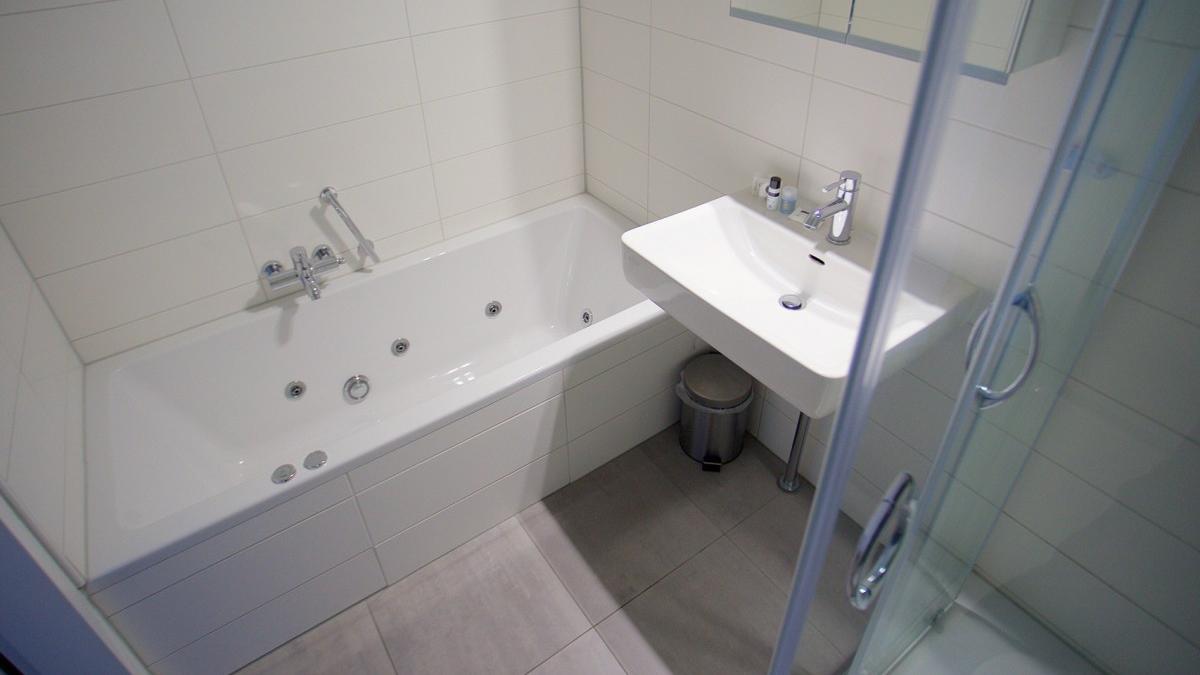 comfortkamer met uitzicht en badkamer - Sporthotel Iselmar, Lemmer